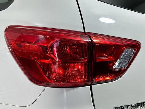 Used 2018 Nissan Pathfinder SV AWD/4WD image 32