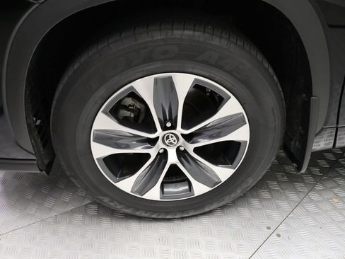 Used 2024 Toyota Highlander XLE FWD image 4