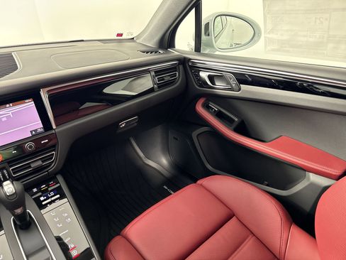 Certified 2025 Porsche Macan image 27