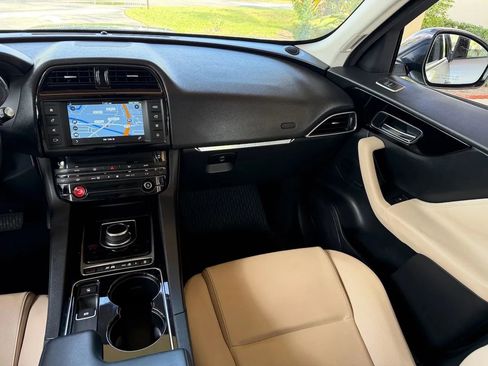 Used 2017 Jaguar F-PACE Premium image 12