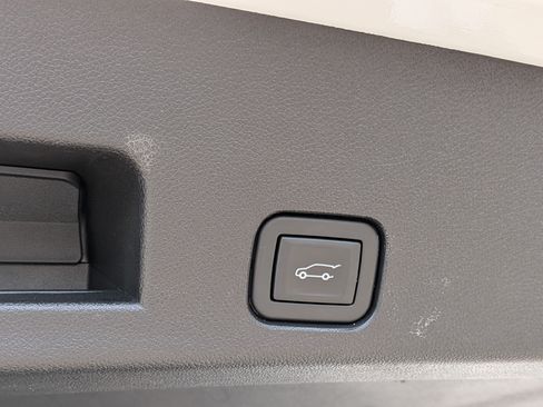 Used 2024 Chevrolet Traverse LT FWD image 14