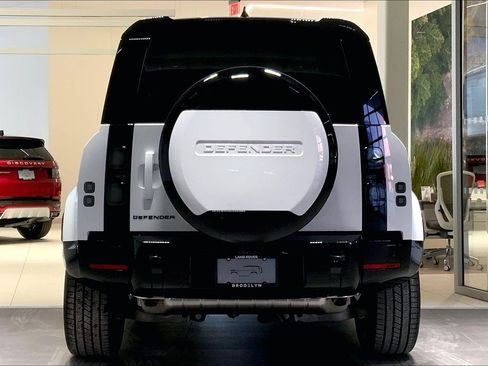 New 2026 Land Rover Defender 110 X-Dynamic SE image 4