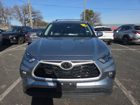 Used 2022 Toyota Highlander XLE image 2