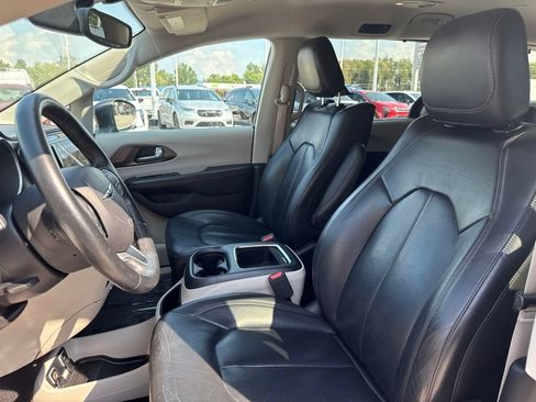 Used 2017 Chrysler Pacifica Touring-L Plus FWD image 49