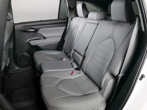 Used 2023 Toyota Highlander XLE image 11