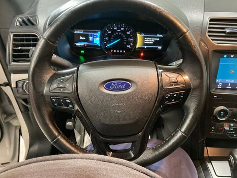 Used 2019 Ford Explorer XLT w/ Equipment Group 202A AWD/4WD image 23