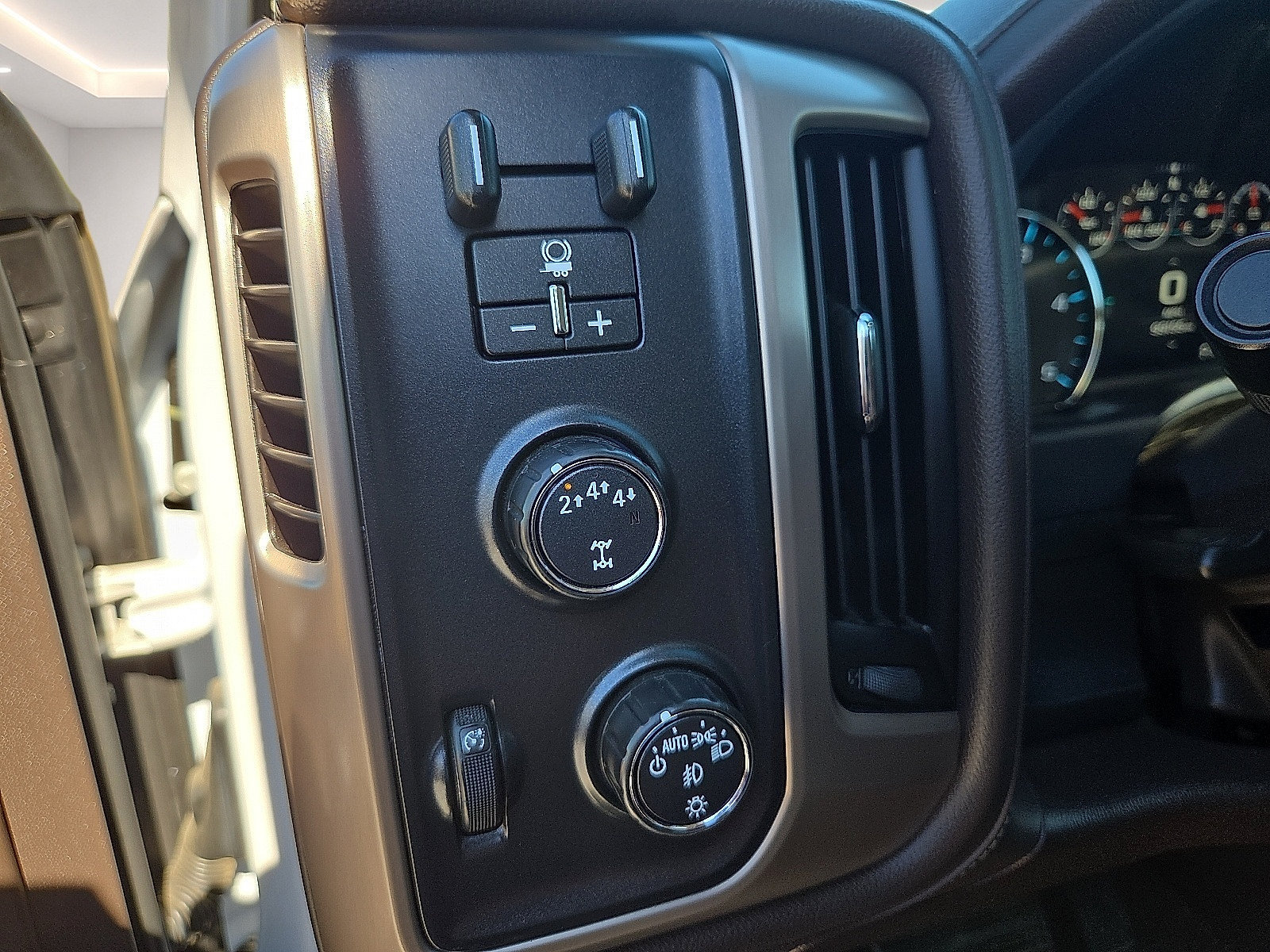 Used 2018 GMC Sierra 2500 Denali w/ Duramax Plus Package AWD/4WD image 11