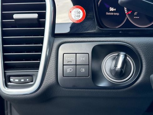 Used 2023 Porsche Cayenne Coupe image 30