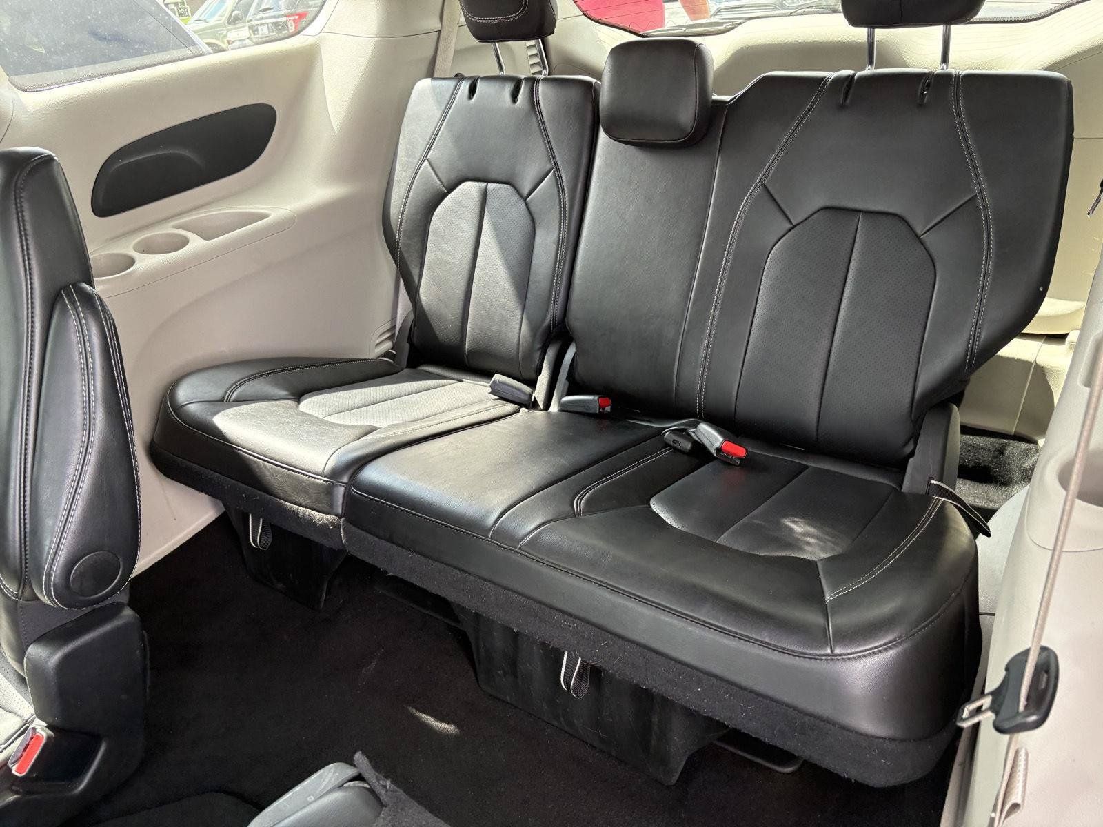 Used 2024 Chrysler Pacifica Touring-L FWD image 17