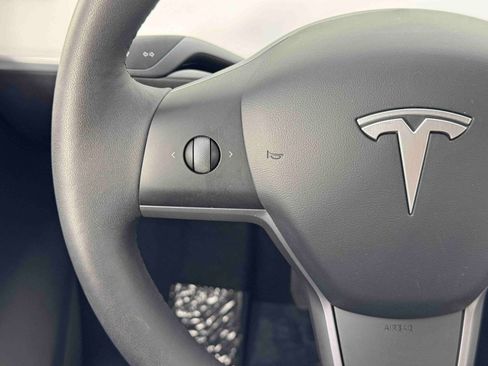 Used 2021 Tesla Model Y Long Range image 19