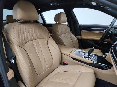 Used 2017 BMW 740i image 28