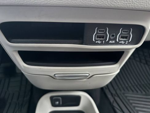 Used 2023 Chrysler Pacifica Touring-L AWD/4WD image 22