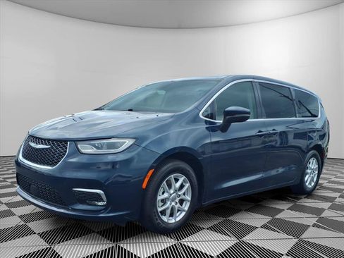 Used 2023 Chrysler Pacifica Touring-L FWD image 23