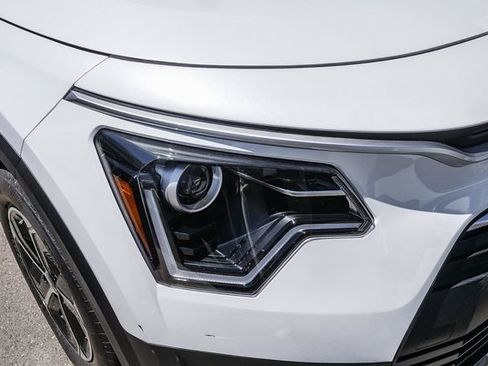 Certified 2025 Kia Niro EX FWD image 3