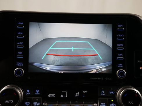 Used 2022 Toyota Highlander XLE image 18