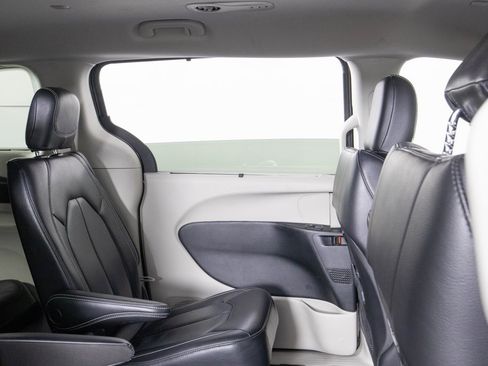 Used 2022 Chrysler Pacifica Touring-L image 13