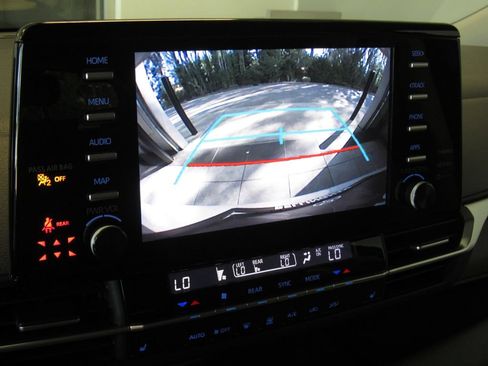 Used 2024 Toyota Sienna XLE FWD image 35