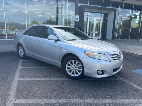 Used 2011 Toyota Camry XLE w/ SE/XLE Extra-Value Pkg FWD image 1