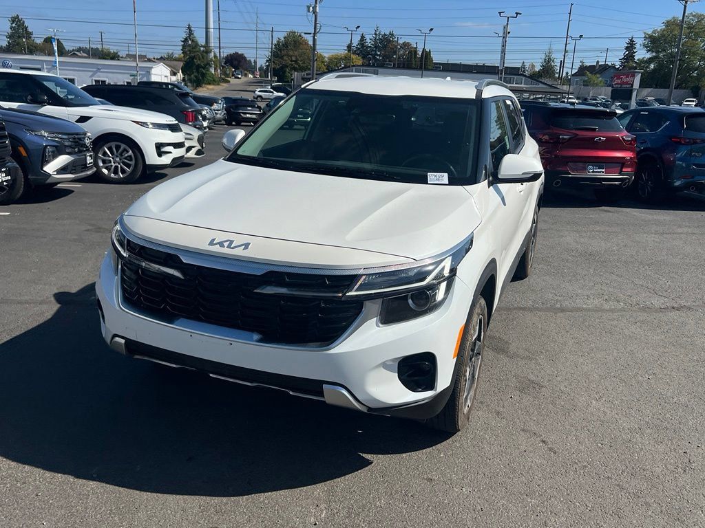 Certified 2025 Kia Seltos EX AWD/4WD image 3