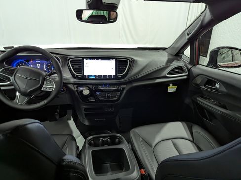 New 2025 Chrysler Pacifica Select image 15