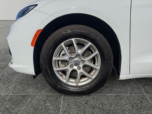 Used 2023 Chrysler Pacifica Touring-L FWD image 10