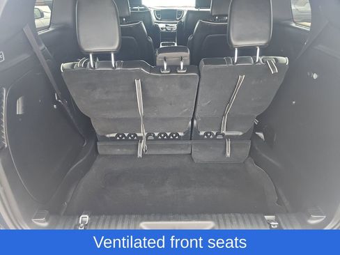 Used 2025 Chrysler Pacifica Limited image 11