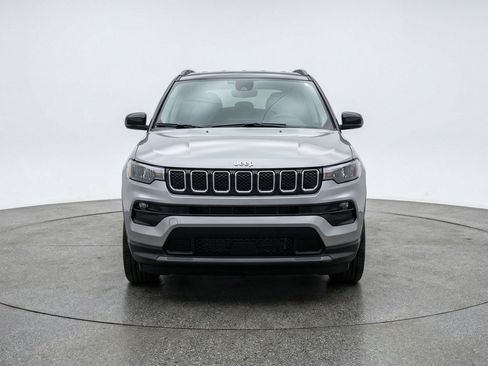 Used 2025 Jeep Compass Limited AWD/4WD image 2