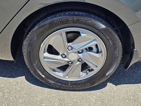 Certified 2025 Hyundai Elantra SE FWD image 9