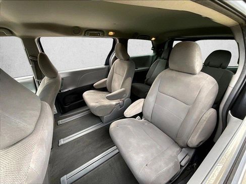 Used 2017 Toyota Sienna L FWD image 27