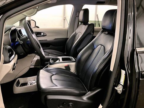 Used 2023 Chrysler Pacifica Touring-L image 24