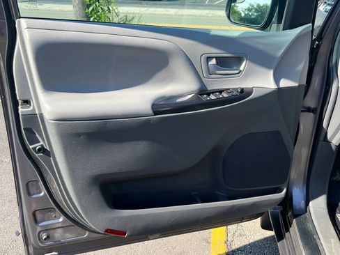 Used 2017 Toyota Sienna LE AWD/4WD image 12
