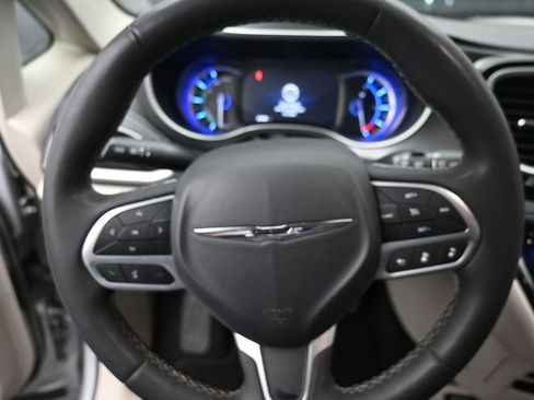 Used 2023 Chrysler Pacifica Touring-L FWD image 14