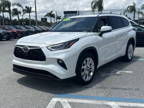 Used 2021 Toyota Highlander Limited FWD image 2
