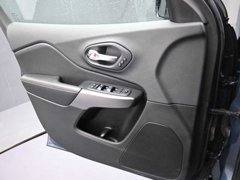 Used 2019 Jeep Cherokee Limited image 11