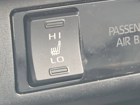 Used 2022 Toyota RAV4 XLE Premium image 16