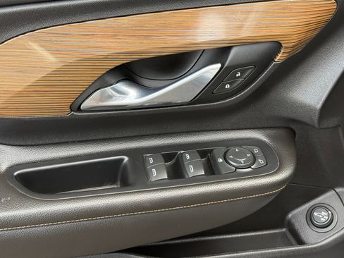 Used 2021 GMC Terrain SLE w/ Driver Convenience Package image 18