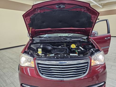 Used 2013 Chrysler Town & Country Limited w/ Luxury Group FWD image 47