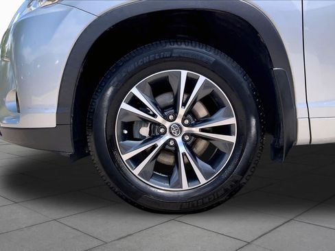 Used 2017 Toyota Highlander LE FWD image 11