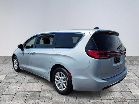 Used 2023 Chrysler Pacifica Touring-L FWD image 5