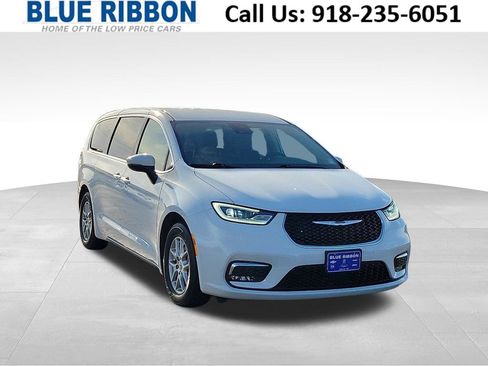 Used 2023 Chrysler Pacifica Touring-L FWD image 1