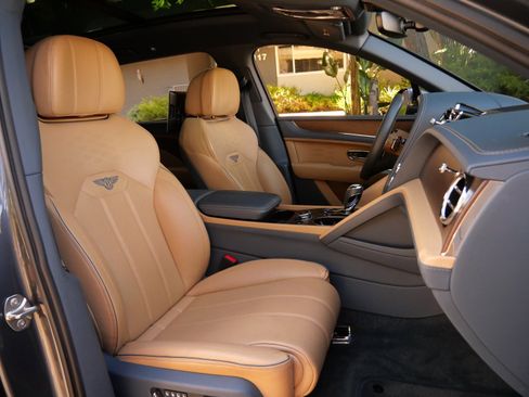 Used 2023 Bentley Bentayga Extended Wheelbase image 25