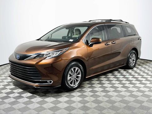 Used 2023 Toyota Sienna XLE FWD image 3