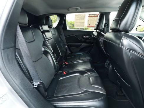 Used 2019 Jeep Cherokee Limited FWD image 28