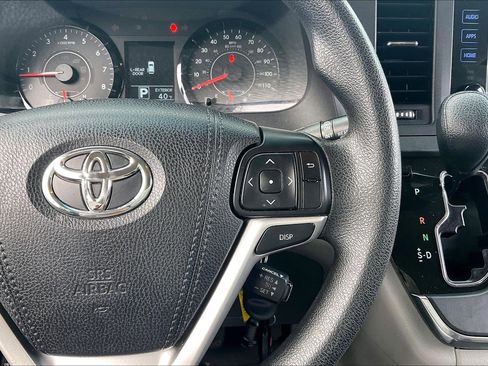 Used 2017 Toyota Sienna LE image 24