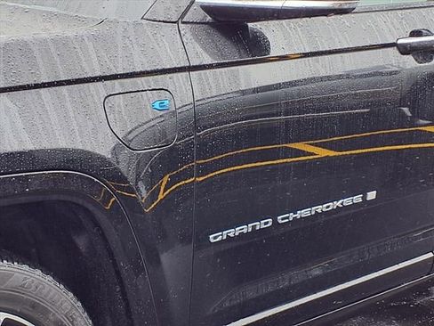 Used 2022 Jeep Grand Cherokee Overland w/ Advanced Protech Group III image 30