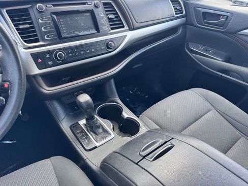 Used 2019 Toyota Highlander LE FWD image 19