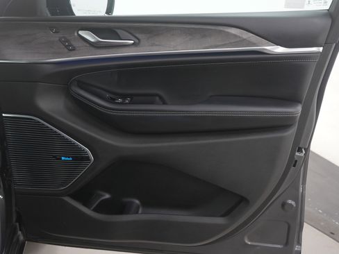 Used 2022 Jeep Grand Cherokee Overland w/ Advanced Protech Group III image 13