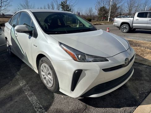 Used 2022 Toyota Prius L Eco image 2