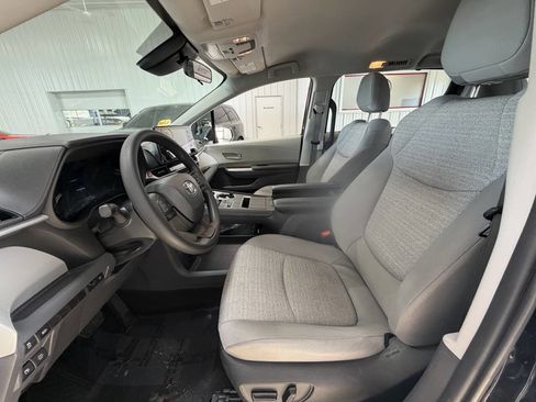Used 2022 Toyota Sienna LE AWD/4WD image 9