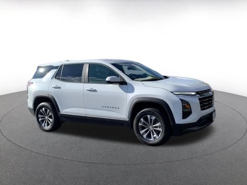 Used 2025 Chevrolet Equinox LT image 2